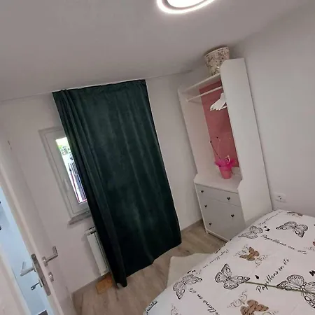Around Vineyard Apartment